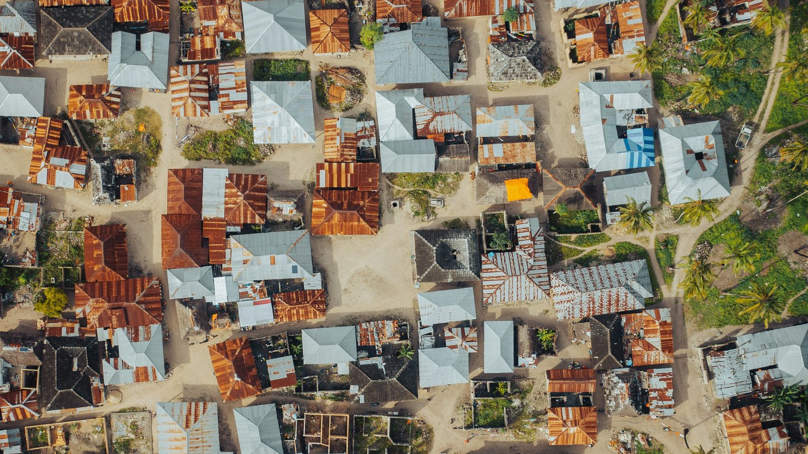 Vista aérea de un destino turístico en desarrollo sostenible